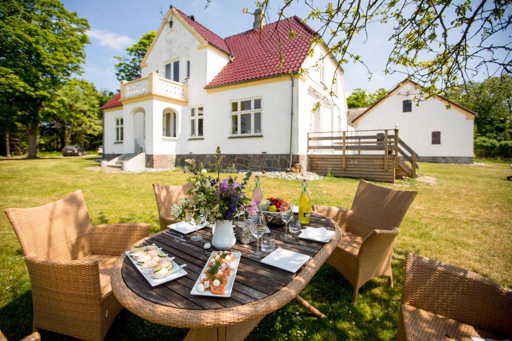 a table with flowers on it in front of a house at The View in Borre