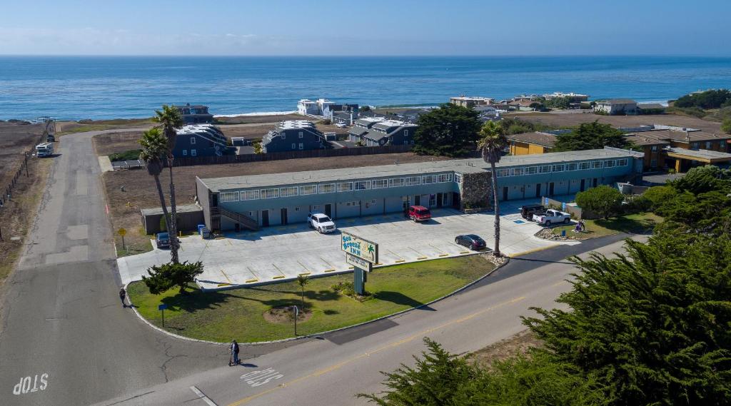 una vista aérea de un edificio junto al océano en Sea Breeze Inn - San Simeon, en San Simeon