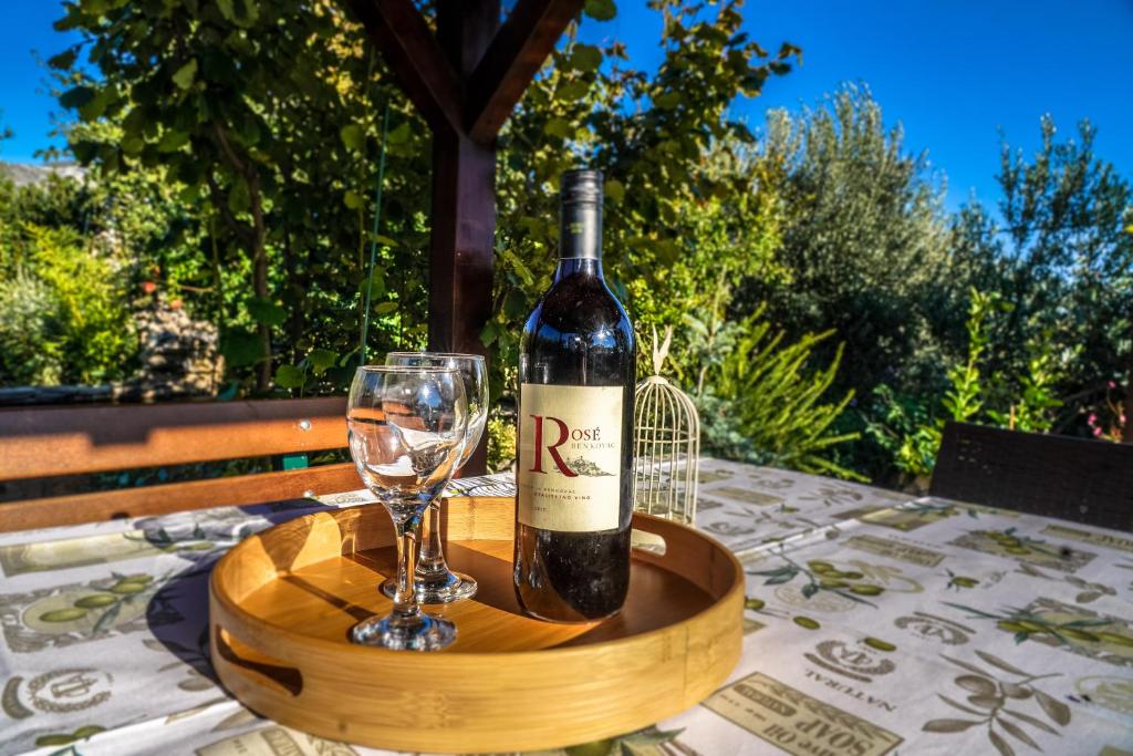 Nápoje v ubytovaní Home Away from home with outdoor pool, botanical garden and a beautiful sea view