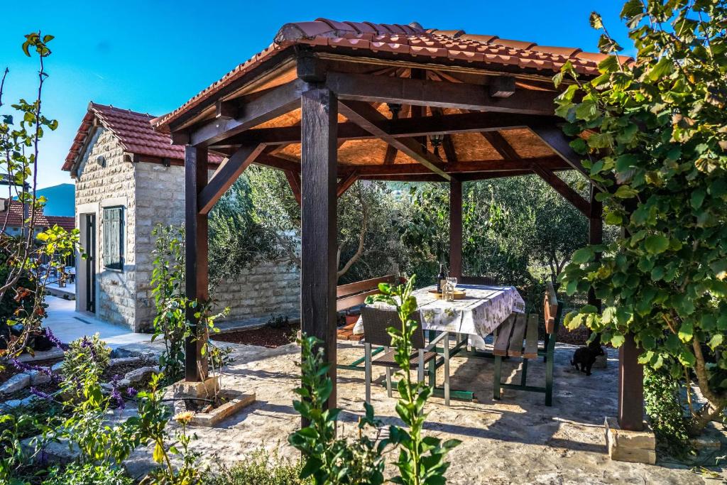 Vonkajšia záhrada v ubytovaní Home Away from home with outdoor pool, botanical garden and a beautiful sea view