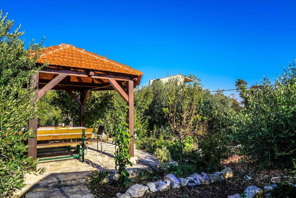 Vonkajšia záhrada v ubytovaní Home Away from home with outdoor pool, botanical garden and a beautiful sea view