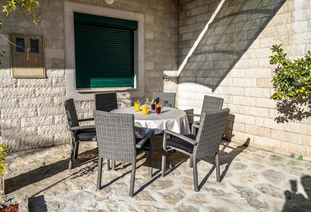 Balkón alebo terasa v ubytovaní Home Away from home with outdoor pool, botanical garden and a beautiful sea view