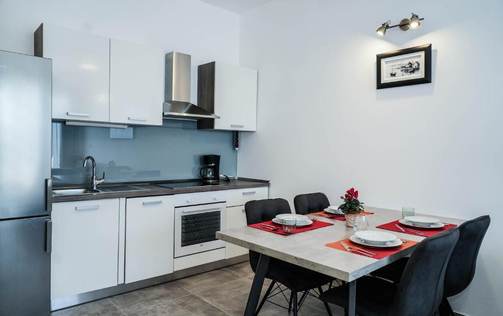 Kuchyňa alebo kuchynka v ubytovaní Home Away from home with outdoor pool, botanical garden and a beautiful sea view