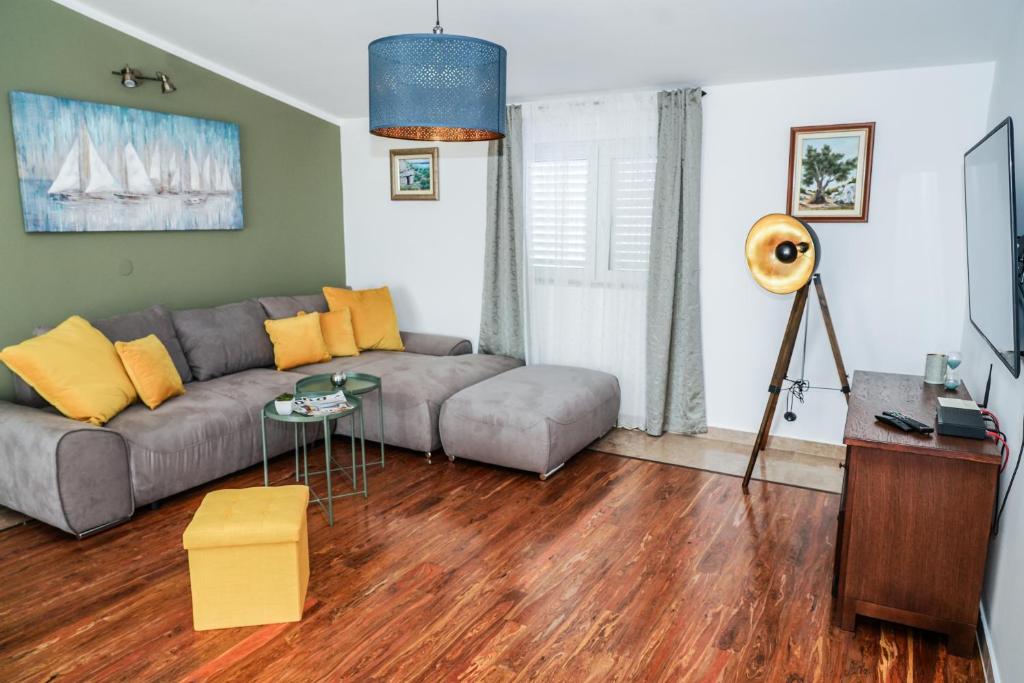 Posedenie v ubytovaní Home Away from home with outdoor pool, botanical garden and a beautiful sea view