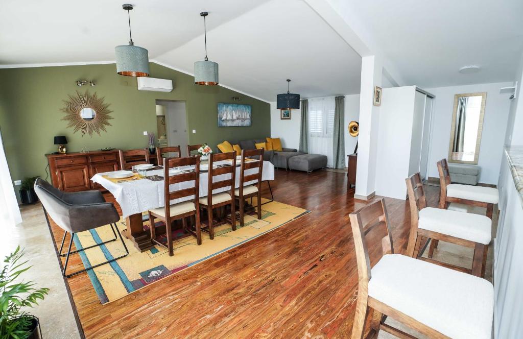 Posedenie v ubytovaní Home Away from home with outdoor pool, botanical garden and a beautiful sea view