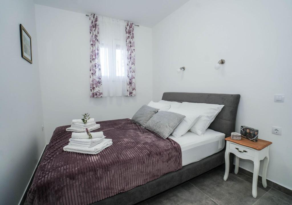 Posteľ alebo postele v izbe v ubytovaní Home Away from home with outdoor pool, botanical garden and a beautiful sea view