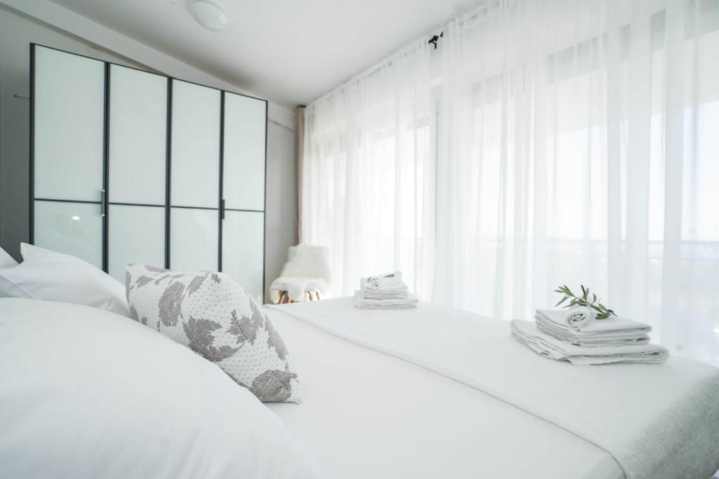 Posteľ alebo postele v izbe v ubytovaní Home Away from home with outdoor pool, botanical garden and a beautiful sea view