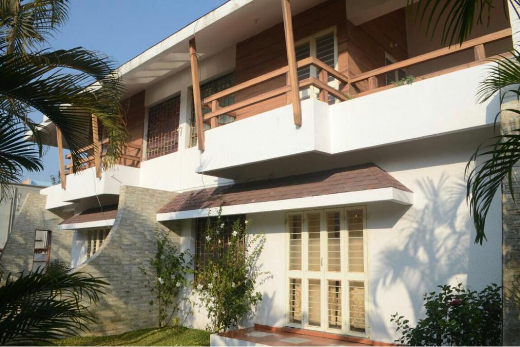 un edificio blanco con balcón en la parte superior en Purvaj Vastalya, en Kolhapur
