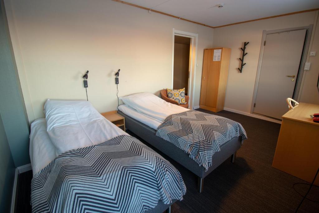 Postel nebo postele na pokoji v ubytování Lakselv Hotel