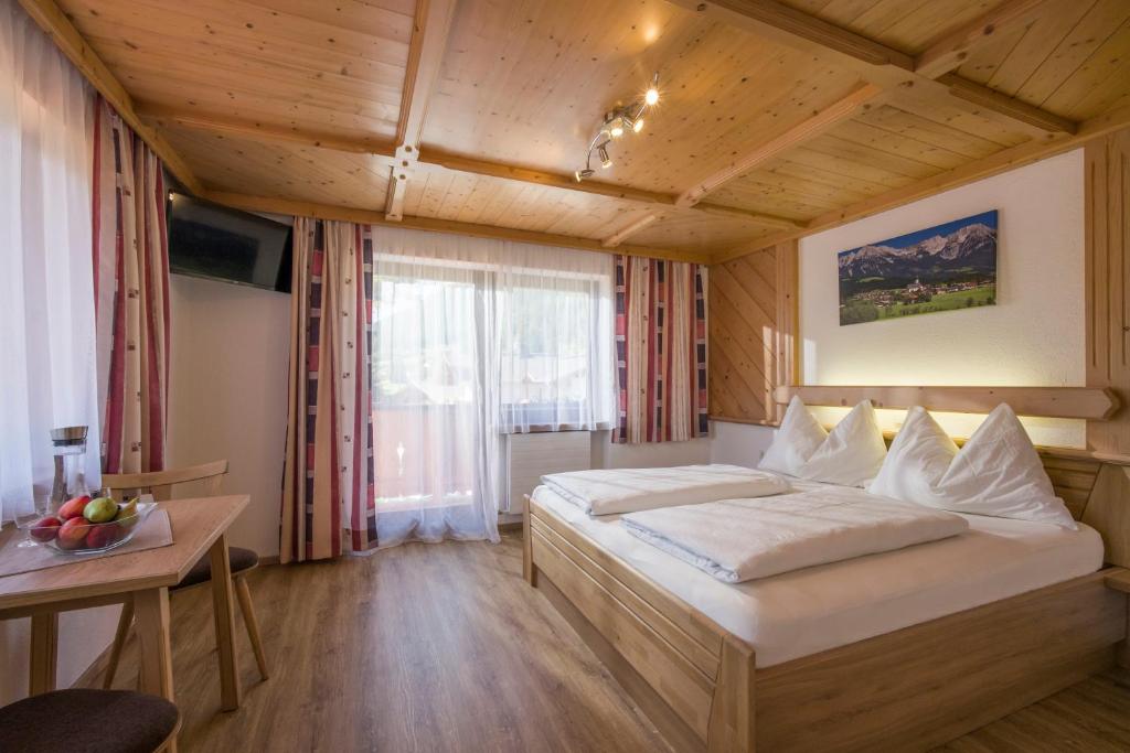 Postel nebo postele na pokoji v ubytování Obinghof