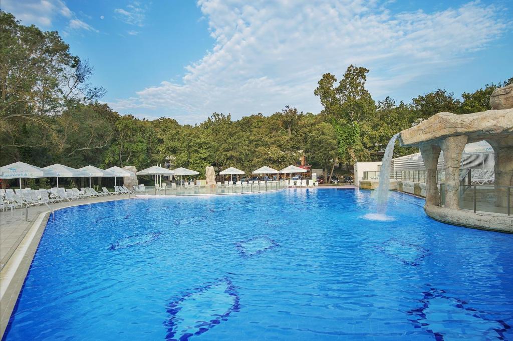 uma grande piscina com uma fonte de água em Hotel Forest Beach em Primorsko