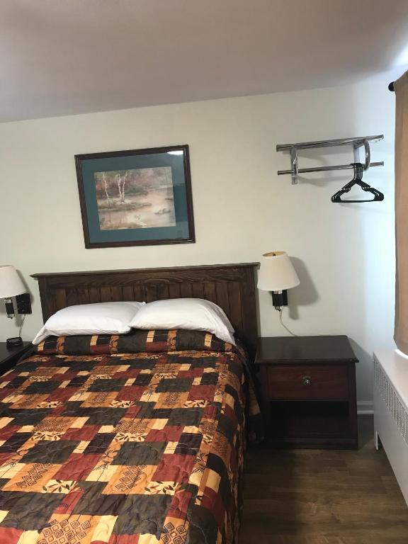 Postel nebo postele na pokoji v ubytování Evergreen Motel