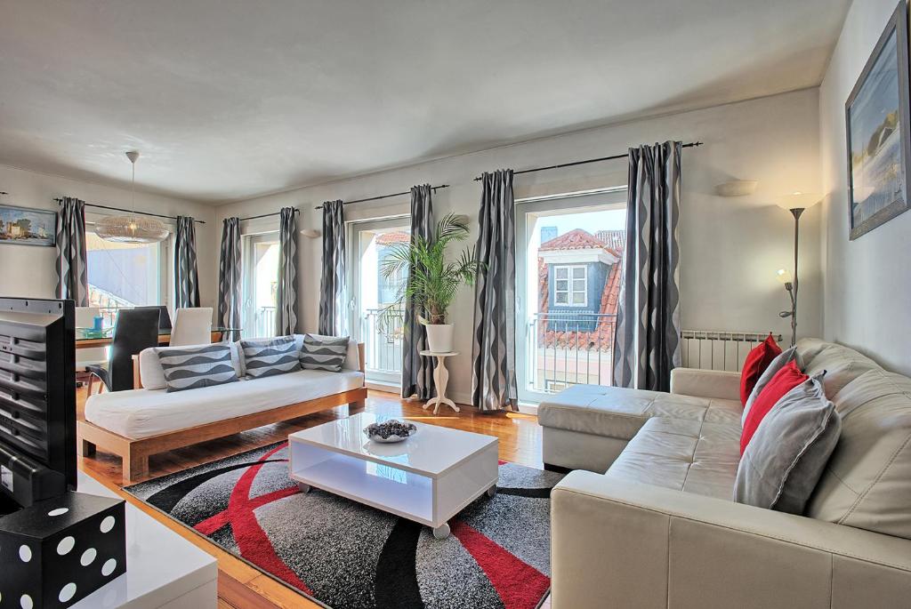 un soggiorno con divano e tavolo di MyPlaceLisbon - Bairro Alto Apartment a Lisbona
