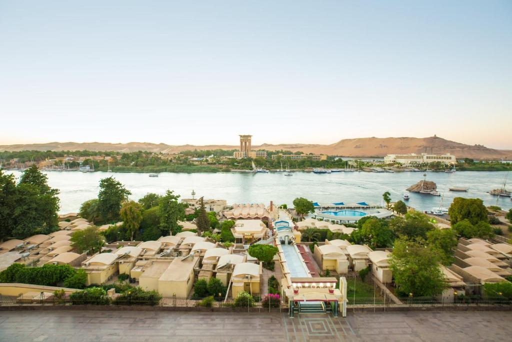 eine Luftansicht eines Resorts auf dem Fluss in der Unterkunft Obelisk Nile Hotel Aswan in Assuan