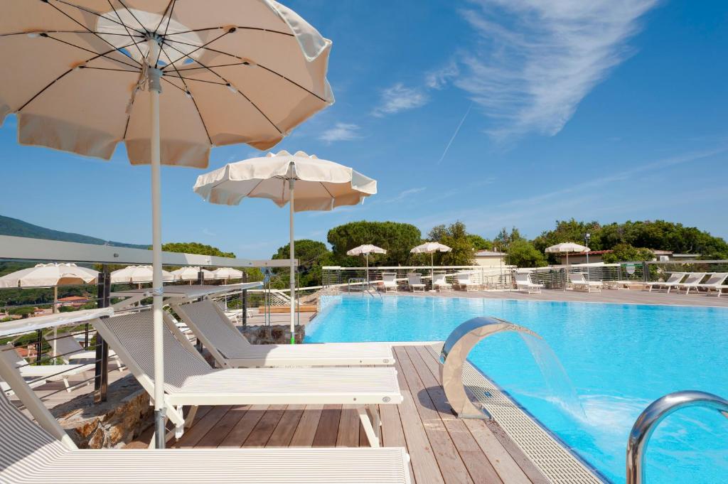 Бассейн в Hotel La Perla Del Golfo или поблизости