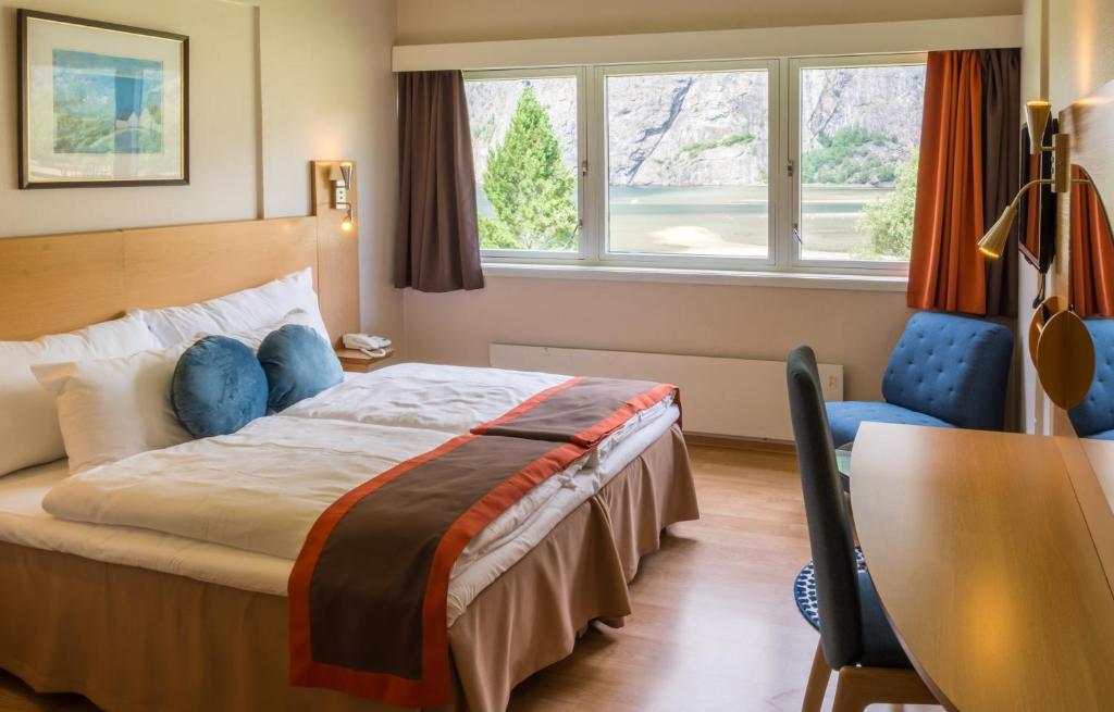 Postel nebo postele na pokoji v ubytování Lærdal Hotel