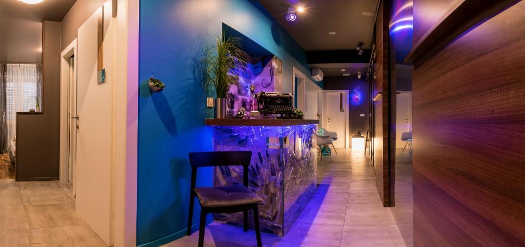 a hallway with a blue wall and a bar at Design B&B Bacvice Arti in Split