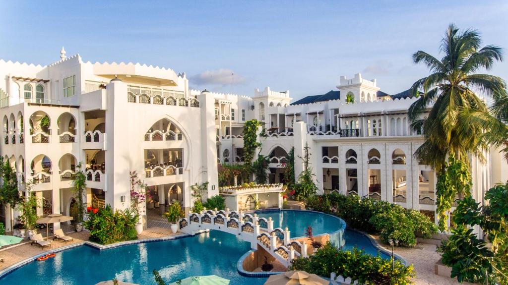 uma vista exterior de um resort com uma piscina em Madinat Al Bahr Business & Spa Hotel em Zanzibar City