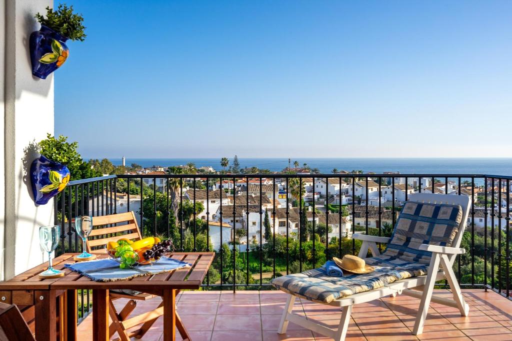 ミハス・コスタにあるStunning penthouse with pool in El Faro Ref 51の海を望むバルコニー(テーブル、椅子付)