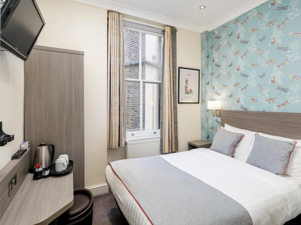 une chambre d'hôtel avec un lit et une fenêtre dans l'établissement OYO Bakers Hotel London Victoria, à Londres