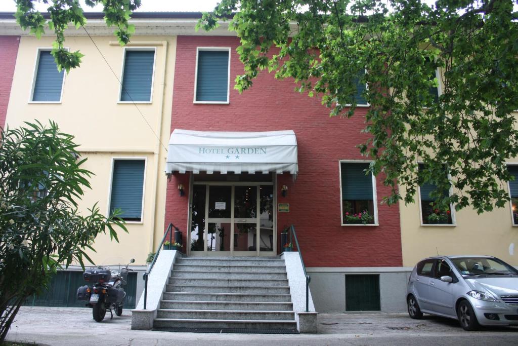 un edificio con escaleras que conducen a la entrada principal en Hotel Garden, en Milán