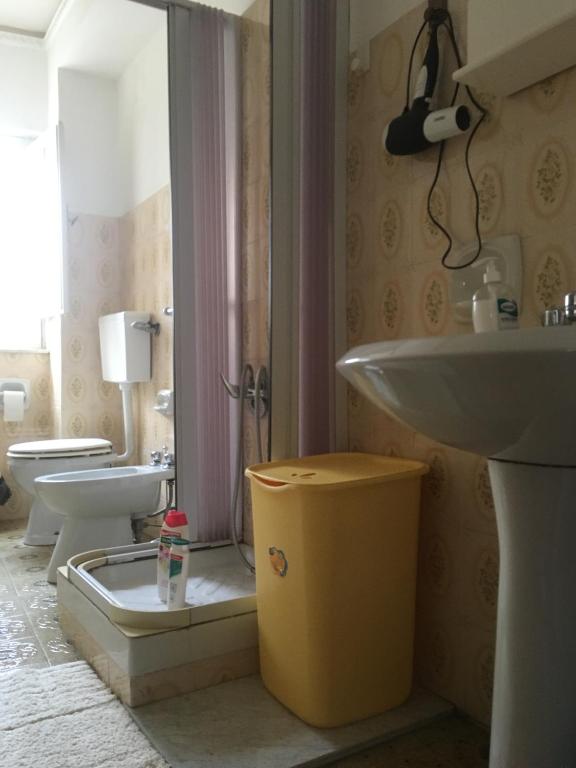łazienka z umywalką i toaletą w obiekcie Casa Salvaggio w mieście Grotte