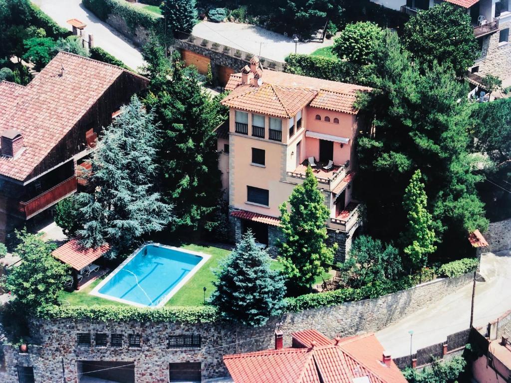 uma vista aérea de uma casa com piscina em Casa les Pomeretes em El Figaró