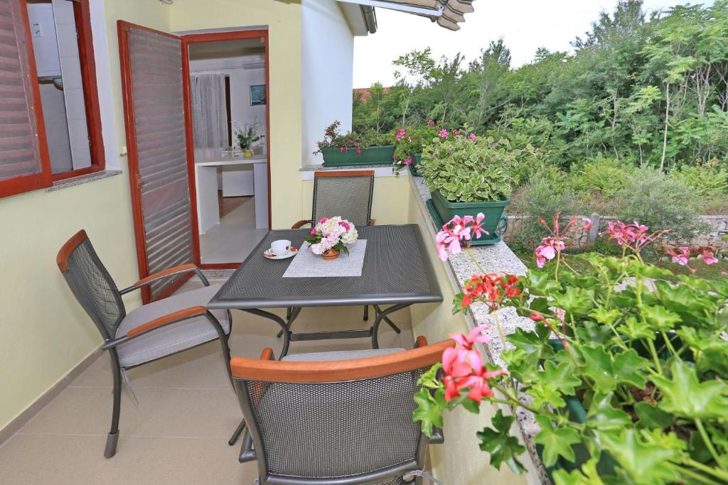 Vonkajšia záhrada v ubytovaní Apartments Romansa