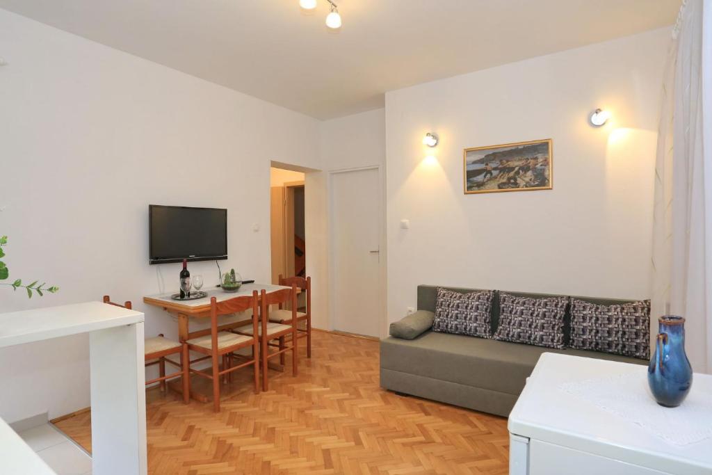 Televízia a/alebo spoločenská miestnosť v ubytovaní Apartments Romansa