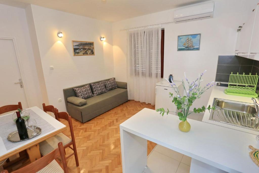 Televízia a/alebo spoločenská miestnosť v ubytovaní Apartments Romansa