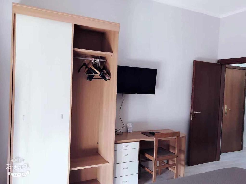 TV a/nebo společenská místnost v ubytování Hotel Frejus