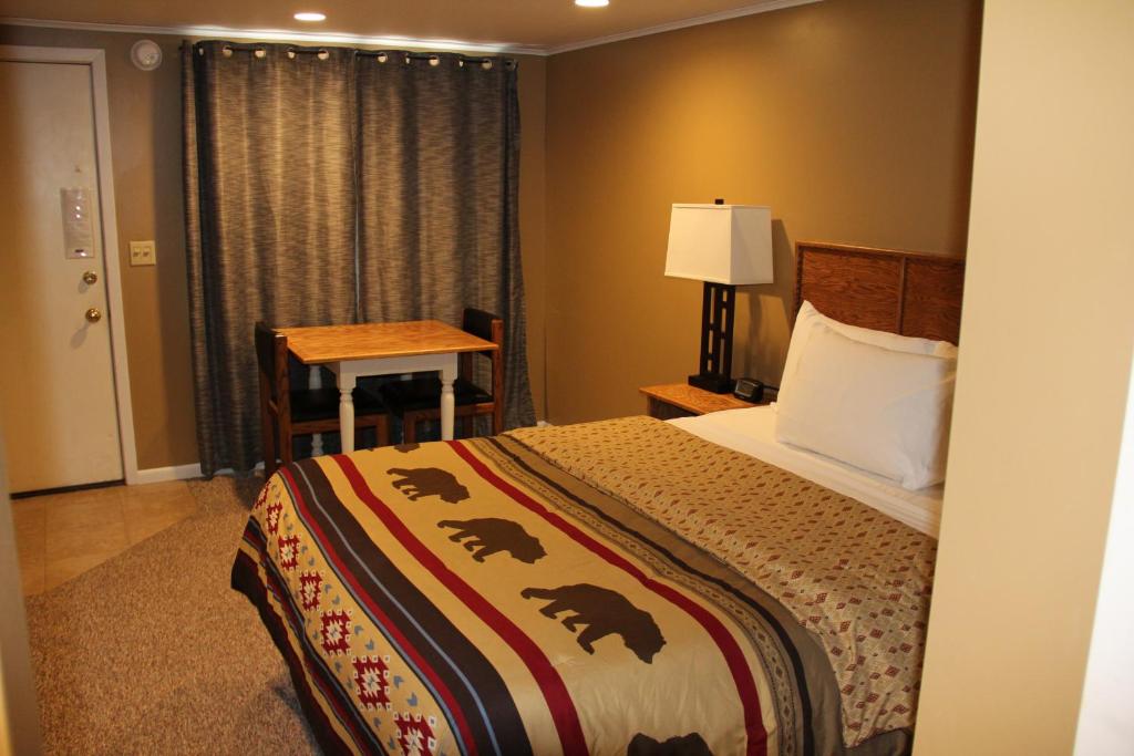 una habitación de hotel con una cama con osos en la colcha en Lakeshor Motor Inn en Virginia