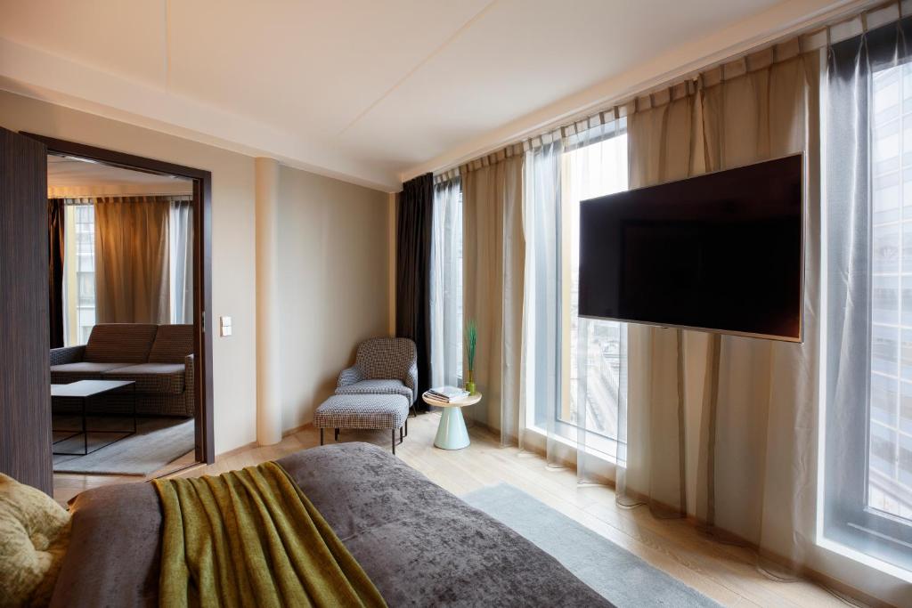 TV a/nebo společenská místnost v ubytování Clarion Hotel The Hub