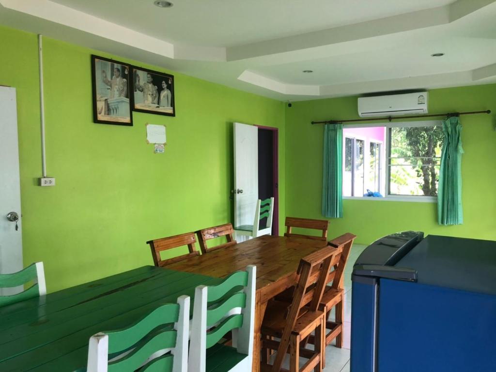 TV a/nebo společenská místnost v ubytování Bann Pa Su (บ้านป้าสุ)