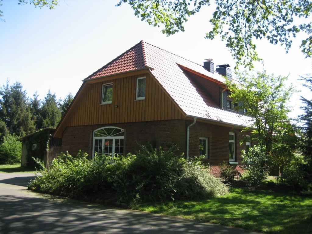 a brown brick house with a gambrel roof at Ferienwohnung Sannhoff in Schneverdingen