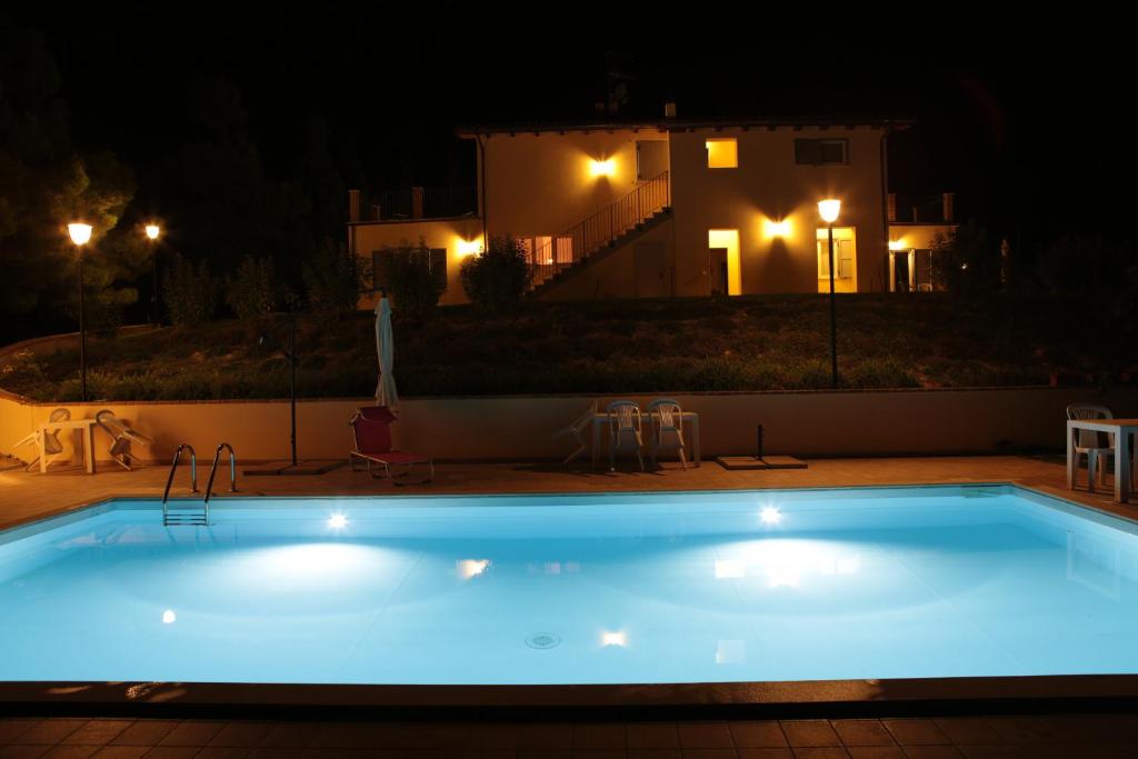 Basen w obiekcie Agriturismo Terra dei Falchi lub w pobliżu