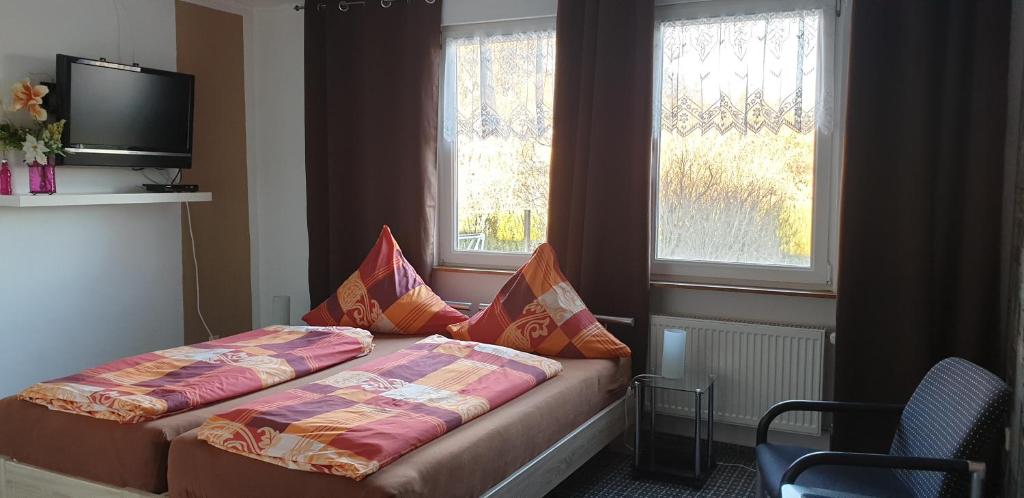 Tempat tidur dalam kamar di Pension Garni Zur Schamper Mühle