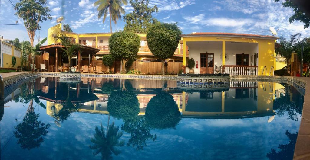 une maison avec une piscine en face de celle-ci dans l'établissement São Pedro Guesthouse, à São Tomé