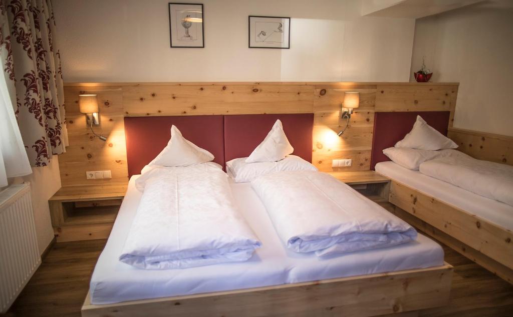 Postel nebo postele na pokoji v ubytování Hotel am Hof