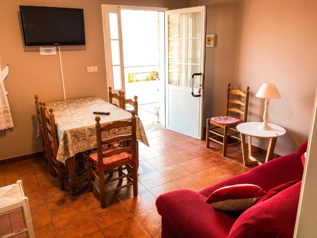Televízia a/alebo spoločenská miestnosť v ubytovaní Apartamentos Playa Areas