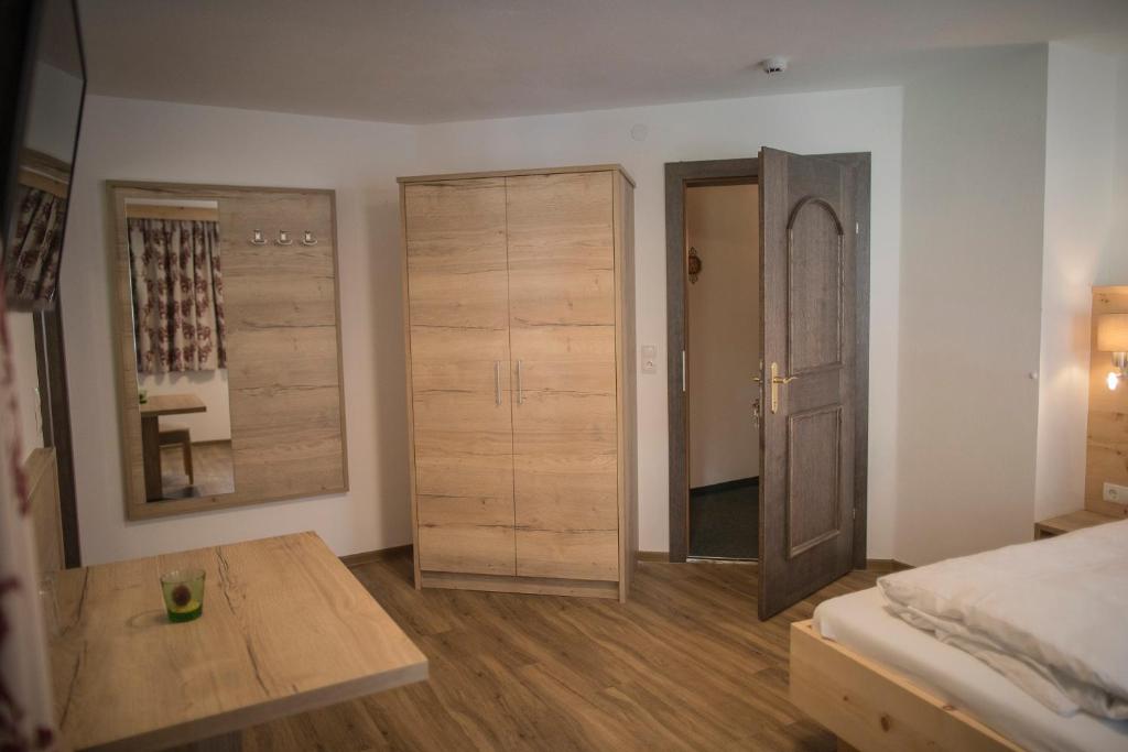 Postel nebo postele na pokoji v ubytování Hotel am Hof