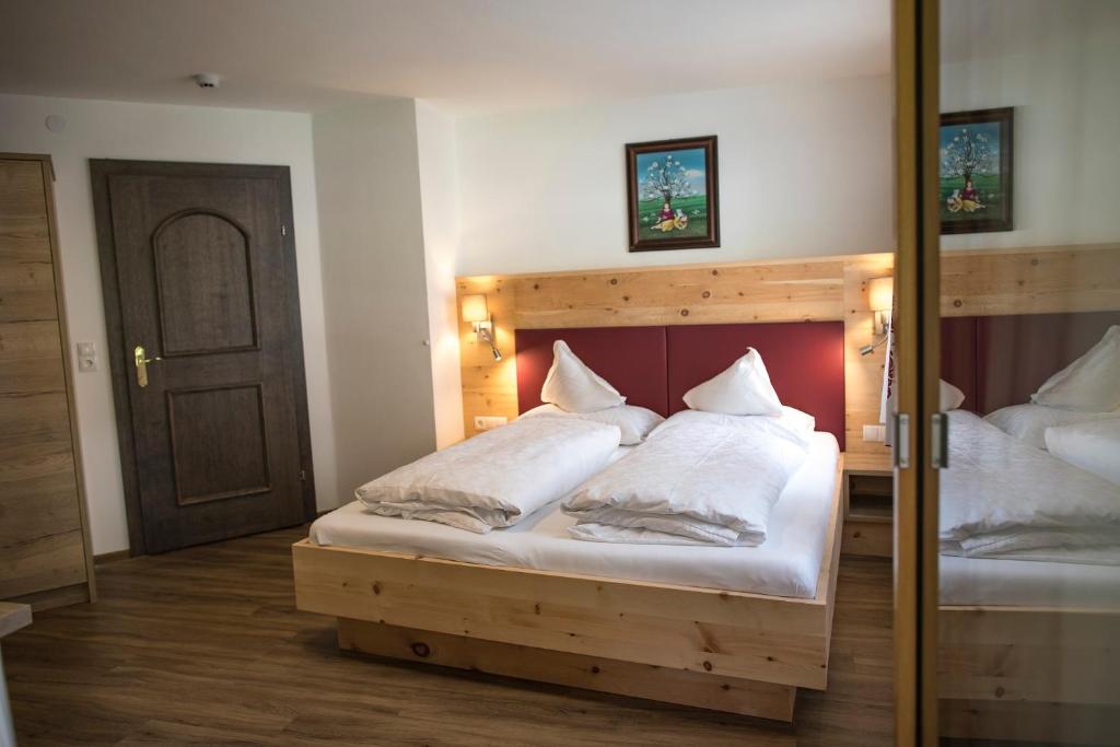 Postel nebo postele na pokoji v ubytování Hotel am Hof