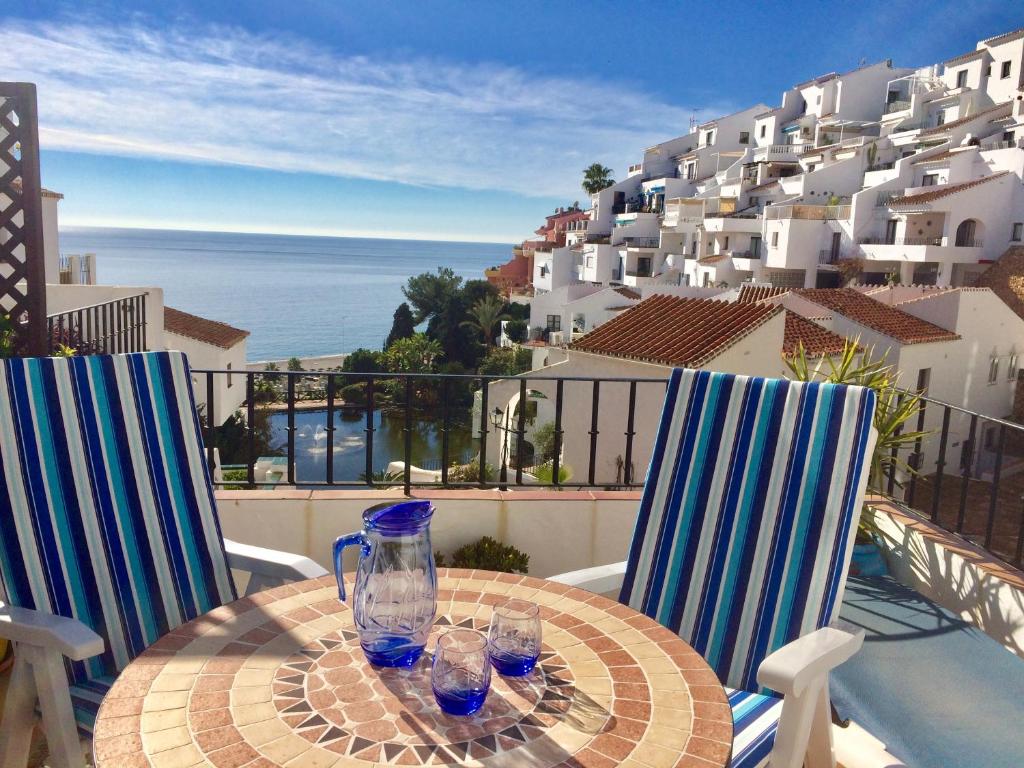 stół z kieliszkami do wina na balkonie w obiekcie Capistrano Playa RELAX & ENJOY w mieście Nerja