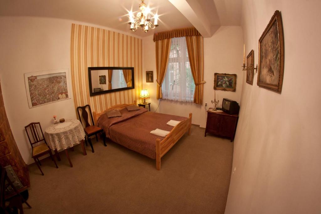 una camera con un letto e un tavolo di Da Vinci Apartment a Cracovia