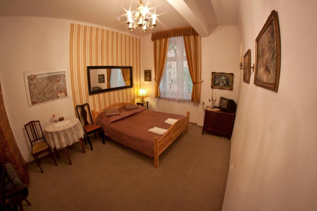 Un dormitorio con una cama y una mesa. en Da Vinci Apartment, en Cracovia