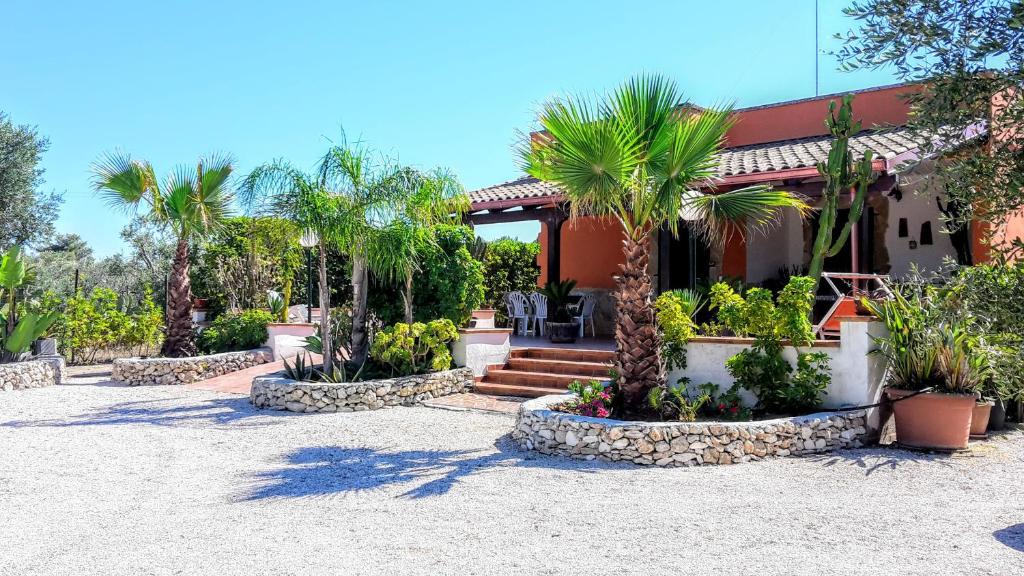 una casa con palmeras delante en Villa da giusi, en Torre dell'Orso