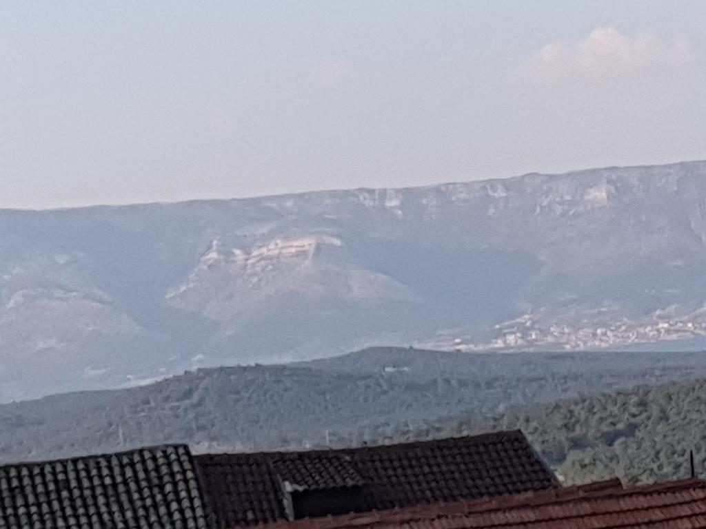 Nespecifikovaný výhled na hory nebo výhled na hory při pohledu z apartmánu