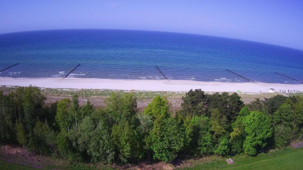 an aerial view of a beach and the ocean at Bungalow "Achtern" in Zingst