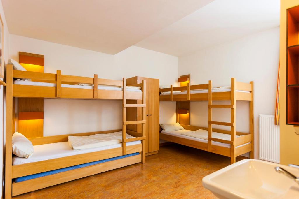 Postel nebo postele na pokoji v ubytování Jugendherberge Garmisch-Partenkirchen - membership required!