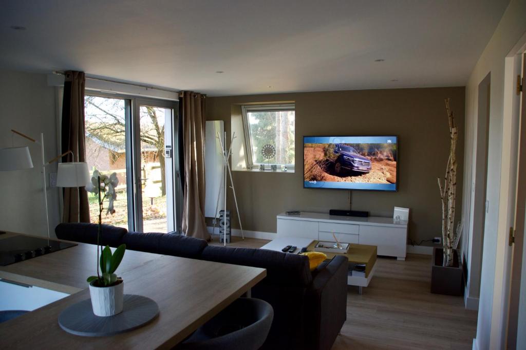 sala de estar con sofá y TV de pantalla plana en VIMY@Home en Vimy